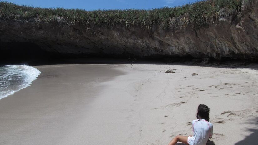 Um dos motivos que tornam a Hidden Beach tão especial é o fato de que ela não pode ser alcançada por trilhas ou caminhos comuns. Fotos: Wikimedia Commons