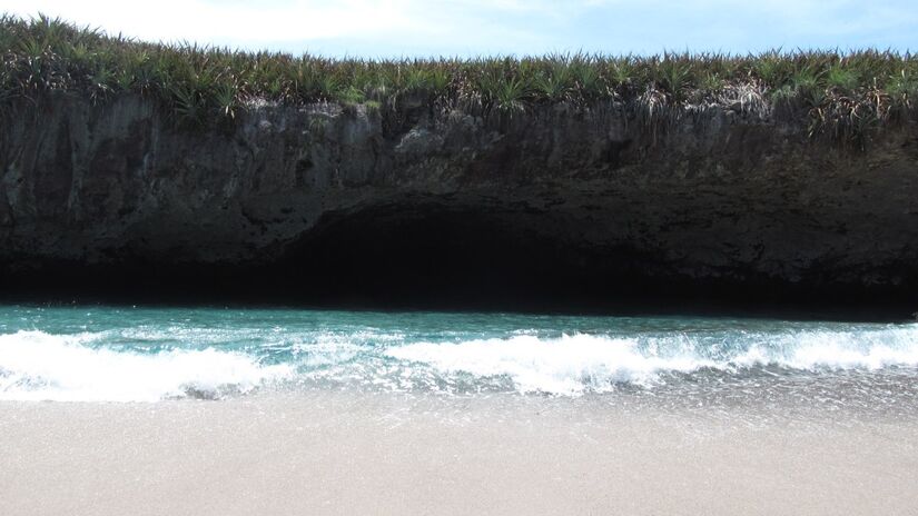 O que mais intriga os visitantes são a possível origem da cratera. Muitos acreditam que o formato atual tenha surgido há muito tempo, durante testes militares realizados na região.