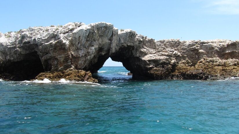 Ao longo dos anos, a própria natureza teria moldado o buraco até o transformar em uma lagoa calma e cristalina  cenário que hoje atrai turistas do mundo todo.