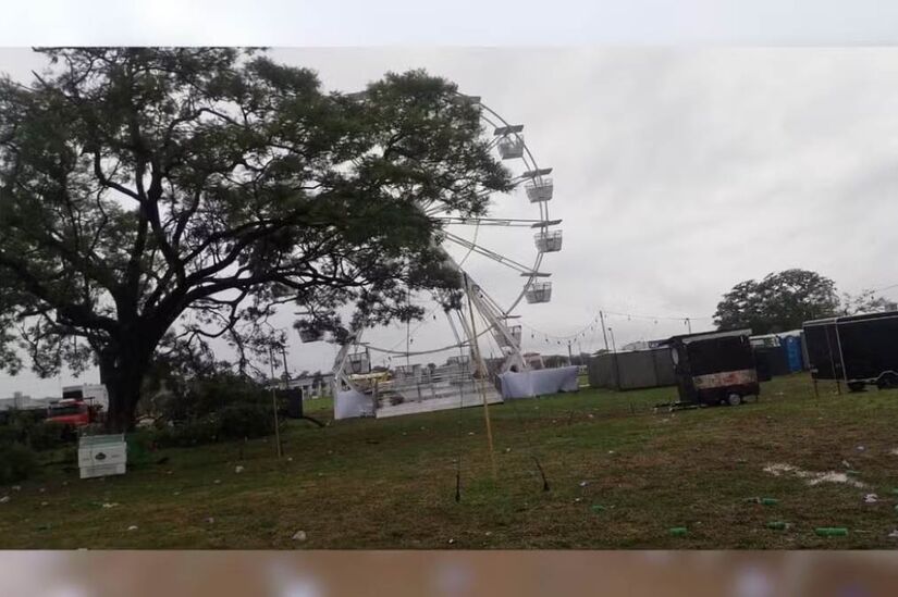 Acidente ocorreu por volta das 2h, após rajadas de vento provocarem a queda da estrutura montada no local. /Divulgação/Polícia Militar