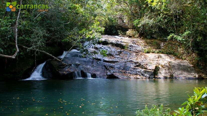 O Poço das Esmeraldas, no Complexo da Vargem Grande, é imperdível por sua água de um verde intenso e cristalino, que atinge a tonalidade mais vibrante no meio do dia. Um verdadeiro mergulho em uma joia natural! imagem: Divulgação Carrancas.com.br
