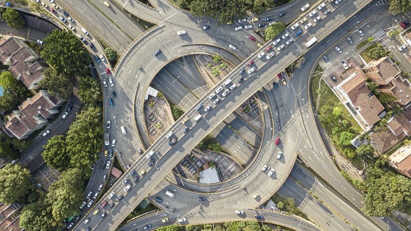 Tentar passar por um pedágio sem pagar é uma infração grave, prevista no Artigo 209 do Código de Trânsito Brasileiro