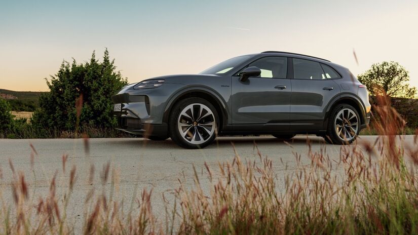 Cayenne Turbo acelera de zero a 100 km/h em 2,5 segundos e de zero a 200 km/h em 7,4 segundos.