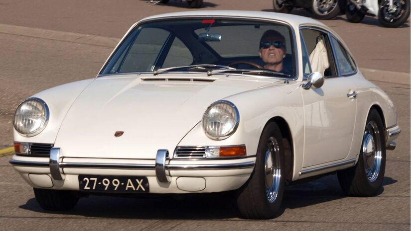 Porsche 911: a evolução de um clássico

Desde 1963, o Porsche 911 mantém sua inconfundível silhueta e o motor traseiro que definem sua identidade. A cada geração, a marca alemã equilibra inovação e tradição, aprimorando desempenho sem abandonar a essência do modelo original. O 911 é prova de que evolução e fidelidade à história podem andar juntas.