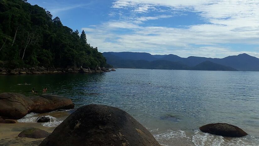 Se você gosta de mergulhar em águas tranquilas ou praticar esportes aquáticos, a Praia do Cedro é o destino ideal (Foto: Tatiane A. D. da Silva/Wikimedia Commons)