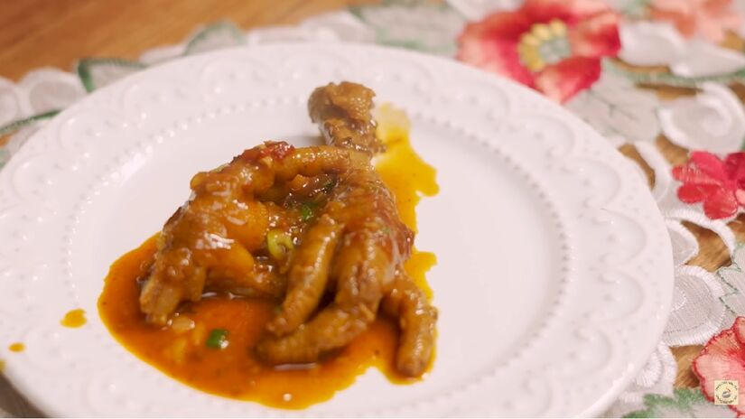 Com um caldo de apenas 3 ou 4 pés de frango você pode obter 17 g de colágeno. Imagem: Reprodução Youtube