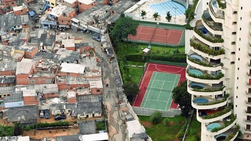 Essa imagem figura diversos livros de geografia. Imagem: nakagawaPROOF/Flickr