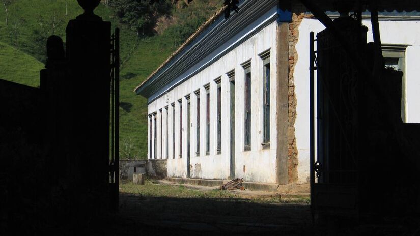No leste paulista, aos pés da Serra da Mantiqueira, Queluz guarda uma história rica e um cenário que mistura montanhas e tradições. A cidade surgiu a partir de uma aldeia indígena e se desenvolveu com o ciclo do café.

Hoje, mantém viva a herança tropeira, especialmente na culinária. O prato típico "Queluz na moranga"  que leva abóbora, mandioca e carne seca  é uma das delícias locais.

Entre os atrativos naturais, está a Pedra da Mina, uma das montanhas mais altas do Brasil. E quem visita em junho pode participar da tradicional Festa de São João, uma das mais animadas do Vale do Paraíba.
