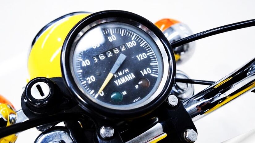 O painel da "Cinquentinha" era simples, com apenas um instrumento: tendo um velocímetro circular com escala de 140 km/h  embora a moto não ultrapassasse os 80 km/h , luzes-espia e a ignição - Divulgação