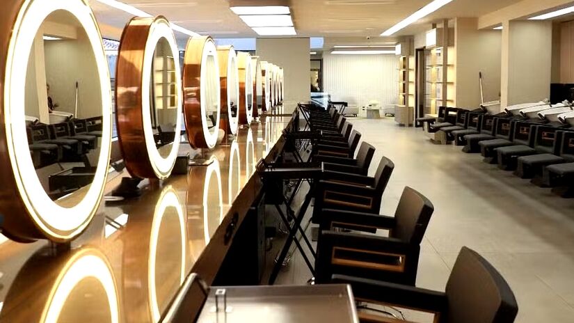 O espaço reúne salão, spa, clínica estética, joalheria, loja de roupas e até um bistrô comandado por chef | Divulgação