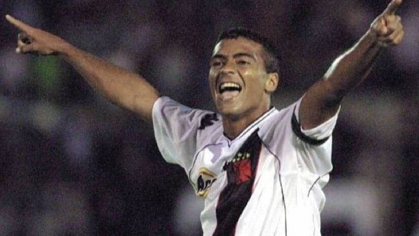 Mesmo aos 34 anos, o baixinho Romário, herói da Copa de 1994, chegava como um forte candidato a disputar o Mundial de 2002 - (Reprodução)