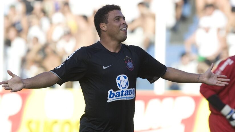 Chegando na época do Mundial aos 33 anos, Ronaldo foi a contratação bombástica do Corinthians para a temporada de 2009 e respondeu bem: foram 23 gols na temporada de 2009, sendo campeão do Paulistão e da Copa do Brasil - (Daniel Augusto Jr./Agência Corinthians)