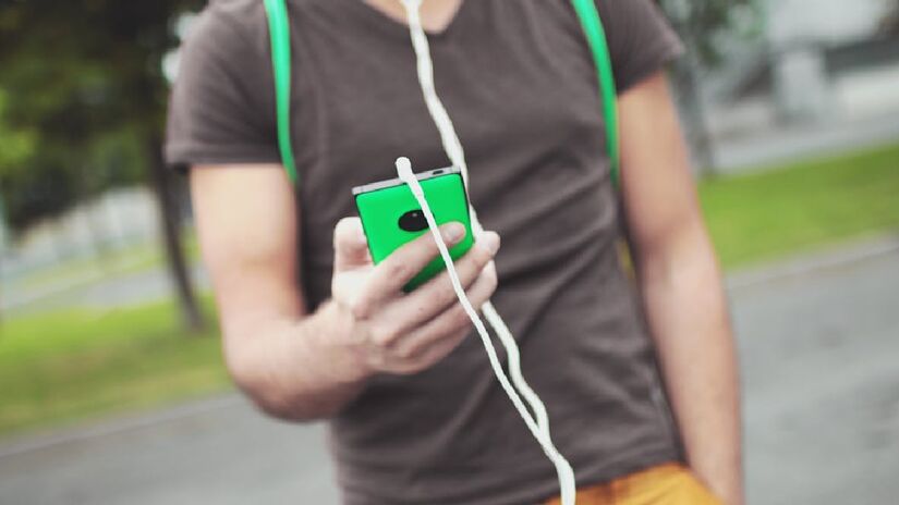 Na psicologia das cores, a escolha por uso de roupas castanho opaco ou outros tons de marrom, serve para passar uma ideia de cautela, autopreservação e estabilidade, ligadas a pessoas que se sentem mais vulneráveis - (Jéshoots/Pexels)