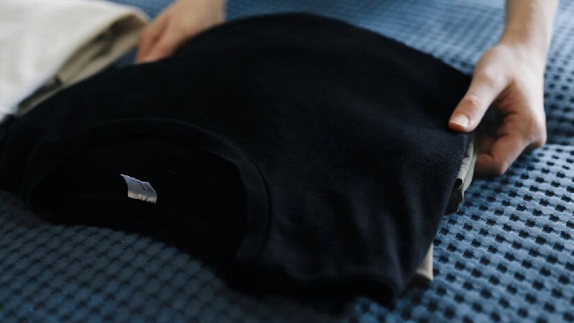 Ao usar a combinação de roupas sendo completamente da cor preta, principalmente quando se trata de uma escolha constante, a pessoa pode acabar indicando uma barreira emocional entre ela e o mundo externo - (Polina Tankilevitch/Pexels)