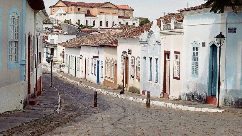 Pelas ruas, é comum encontrar moradores sentados nas portas, prontos para oferecer café e uma boa conversa, em um retrato de um tempo mais gentil.