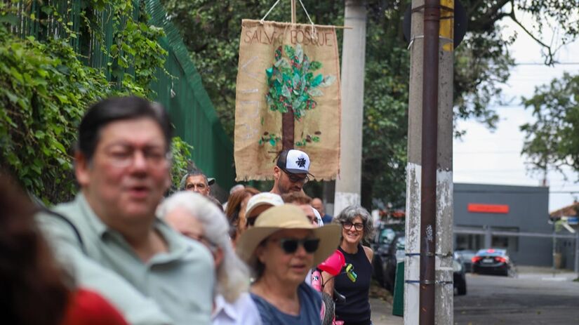 No último sábado, moradores deram um abraço simbólico no bosque/Lucas Martins/Divulgação