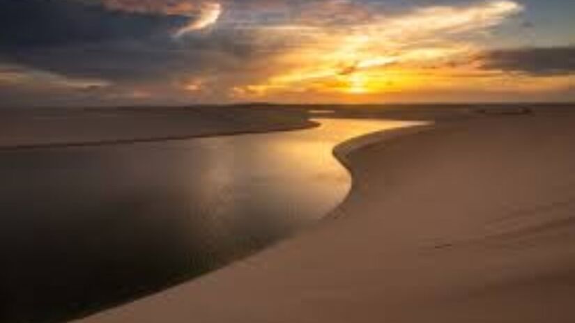 Santo Amaro do Maranhão (MA)

Um dos portões de entrada para os Lençóis Maranhenses, Santo Amaro do Maranhão cobra desde 2023 a Taxa de Turismo Sustentável. Em 2025, o valor é de R$ 10,00 por pessoa, dando o direito de ingressar nos atrativos turísticos do município por três dias. O pagamento pode ser feito em três pontos de venda: um na entrada da cidade, outro na rua de acesso ao Parque Nacional ou, se preferir, direto na secretaria de turismo.
