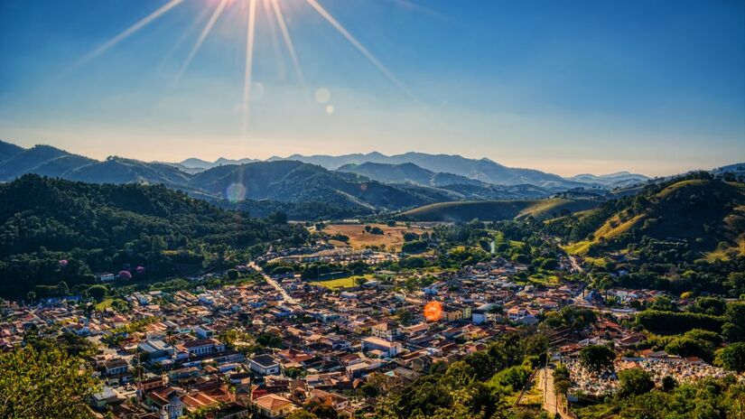 Já para aqueles turistas que curtem esportes radicais, há uma opção de voo livre na área que compõe o Monumento Natural Pedra do Baú, que conta com 3,1 mil hectares. Foto: Wikimedia Commons