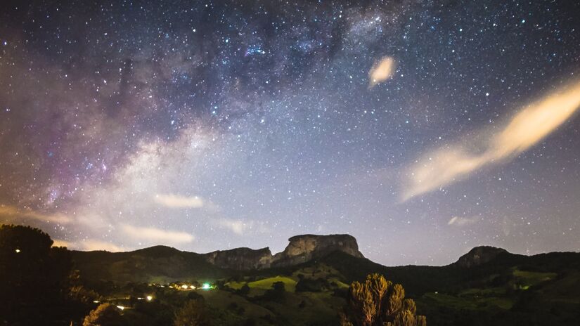 A Pedra do Baú é um dos pontos mais visitados pelos turistas, o lugar é composto por uma vista com 1,9 mil metros de altitude e fica em uma unidade de preservação. Foto: Wikimedia Commons