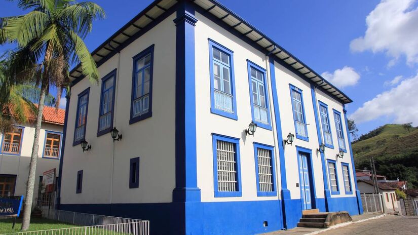 Aos pés da Serra da Bocaina, São José do Barreiro é um refúgio de tranquilidade e beleza natural. Carinhosamente chamada de "Barreiro", a cidade encanta pelo charme histórico e pelo clima pacato.

Localizada entre São Paulo e Rio de Janeiro, é a principal porta de entrada para o Parque Nacional da Serra da Bocaina, atraindo tanto aventureiros quanto quem busca sossego entre montanhas e rios.

Com origens ligadas ao ciclo do café e à trilha do ouro, o município preserva casarões e fazendas centenárias que contam sua antiga prosperidade. Entre as paradas imperdíveis está o Rancho Gastronomia e Cultura, onde a culinária tropeira é celebrada em meio a um cenário rústico e acolhedor.
