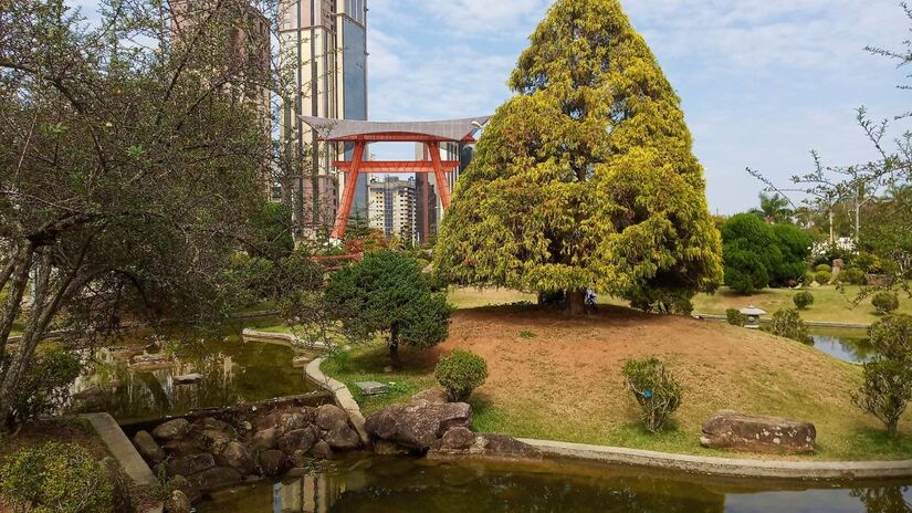 A infraestrutura urbana eficiente, os serviços públicos bem avaliado e as políticas voltadas à sustentabilidade são pilares desse desempenho positivo.