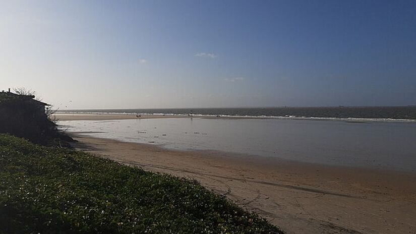 Entre as praias mais famosas, o destaque fica para a Praia de São Marcos, famosa por ser badalada e ter águas calmas. As famosas praias do Olho d'Água e a do Calhau também são muito buscadas - (Gerda Arendt/Wikimedia Commons)