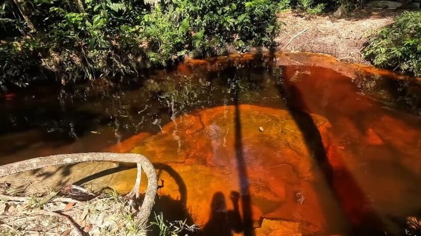 Outros rios avermelhados são comuns na região amazônica, especialmente na bacia do Rio Negro (Foto: Reprodução YouTube/Desapegados na Trilha)