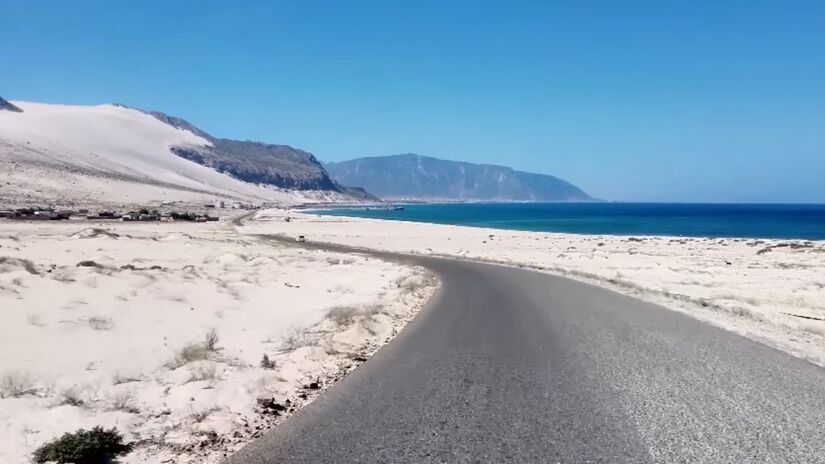 Nas fotografias, a ilha parece ser de outro mundo, com praias de águas cristalinas e impressionantes (Foto: reprodução YouTube/Canal Mundo Único)