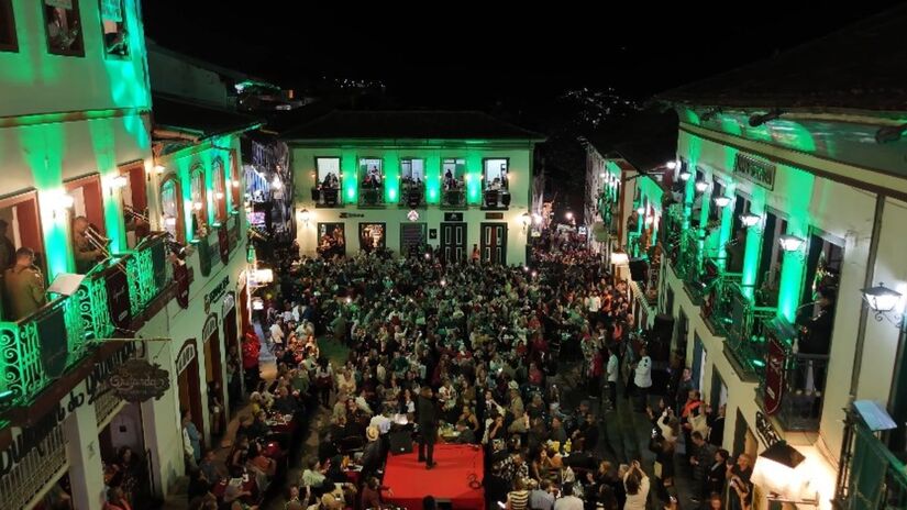 Acústica da rua ajuda a projetar o som para o público, que assiste tudo em meio ao cenário colonial de Diamantina (Fotos: Reprodução YouTube/Por onde andei)