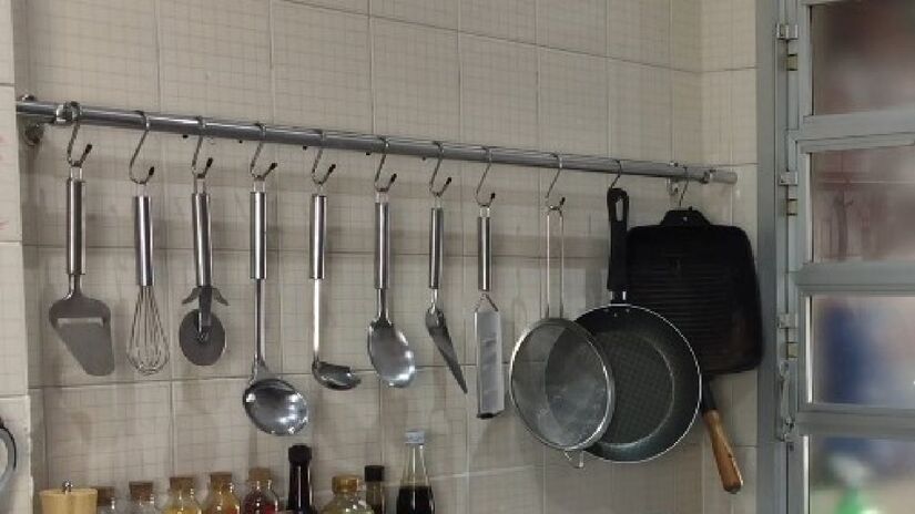 Se você prefere não gastar dinheiro com eles, também é possível instalar ganchos simples nas paredes para pendurar os talheres (Foto: Reprodução YouTube/Demian DIY)