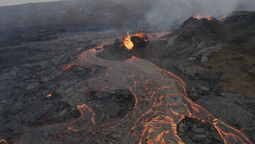 O país tem uma das maiores concentrações vulcânicas do planeta porque está localizado sobre a Dorsal Mesoatlântica (Fotos: Reprodução YouTube/Bjorn Steinbekk)