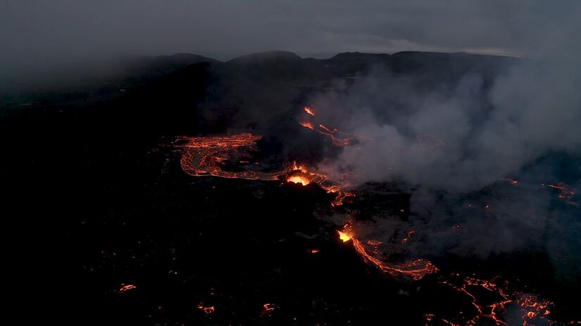 De acordo com o site Guide to Iceland, a Islândia abriga cerca de 130 vulcões, dos quais 32 são considerados ativos