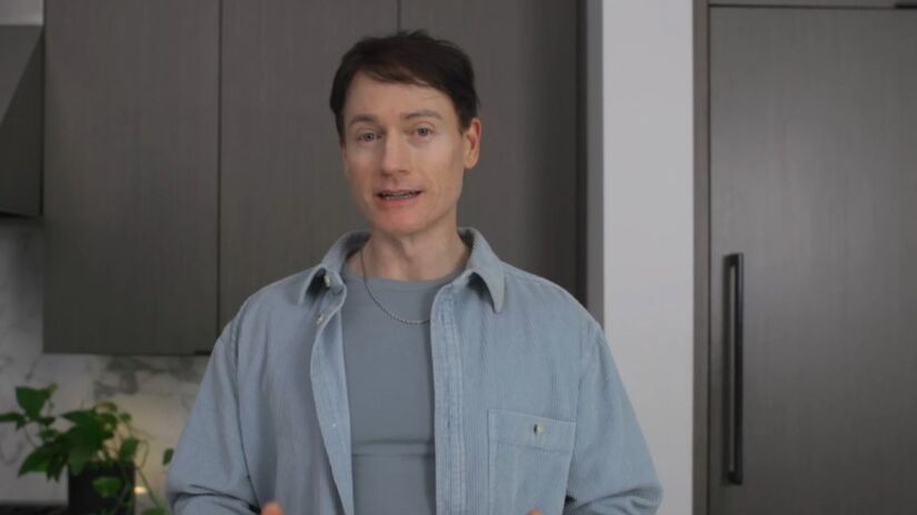 Johnson compartilha cada etapa de sua jornada nas redes sociais, inclusive as experiências que abandonou por falta de resultados (Fotos: Reprodução YouTube/Bryan Johnson)