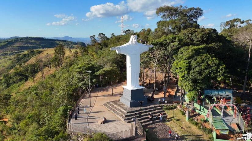 O calendário cultural inclui festas tradicionais, como a Festa D'Itália, o Festival do Café e da Cachaça e o Natal Luzes da Serra (Fotos: Reprodução/Youtube)