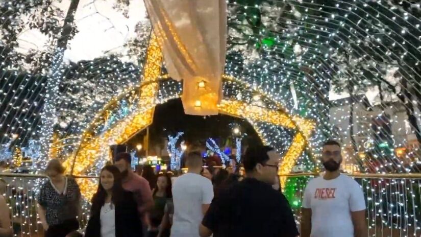 Serra Negra

A charmosa cidade do Circuito das Águas Paulista realiza a apenas 150 km de São Paulo o "Natal Encantado de Serra Negra", com desfiles temáticos, decoração com milhares de lâmpadas e a Casa do Papai Noel instalada no centro histórico. Além das atrações natalinas, a cidade é excelente para quem busca relaxar, passear por lojinhas de artesanato e degustar vinhos e queijos locais.
