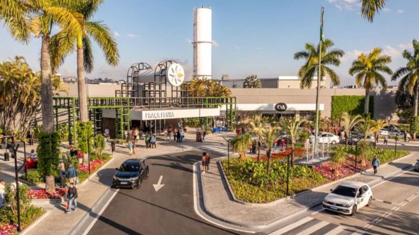 A área construída do Shopping Aricanduva atinge 423 mil metros quadrados o que ilustra sua imensa dimensão Este número impressionante consolida o slogan do local grande como São Paulo e o torna um ponto de atração para toda a Capital e municípios vizinhos.