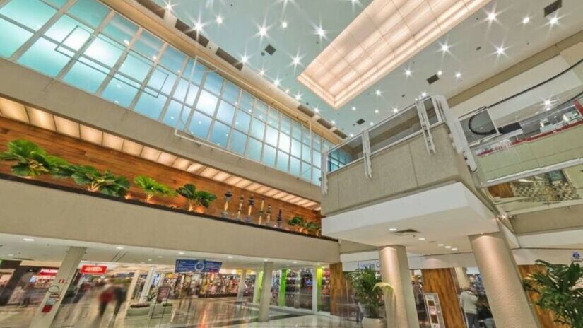 Além de mais de 500 lojas, o shopping oferece três praças de alimentação com 60 pontos de comida, um hipermercado, 13 salas de cinema e oito agências bancárias de diferentes bandeiras como Itaú e Santander Um centro multifuncional para atender todas as necessidades dos visitantes. Fotos: Divulgação
