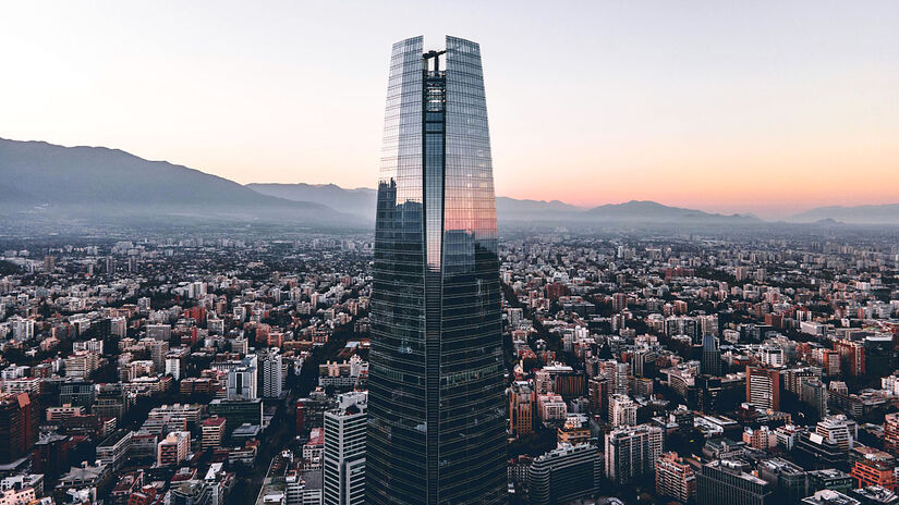 Outro ponto é o Plaza de Armas, Sky Costanera, que se trata do mirante mais alto da América do Sul, com cerca de 300 metros de altura - (Chalo Gallardo/Unsplash)