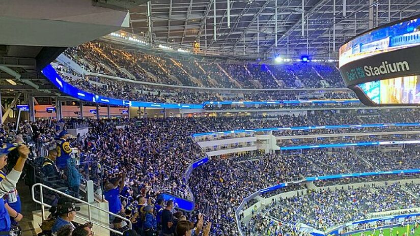 A infraestrutura é destaque em avanço tecnológico, permitindo uma conectividade que inclui rede 5G e milhares de pontos de acesso Wi-Fi, o que possibilita que o público registre, compartilhe e consuma conteúdo em alta demanda durante os eventos - (PontiacAurora/Wikimedia Commons)