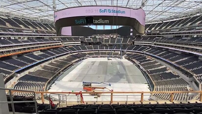 Inaugurado em 2020, o SoFi Stadium, em Inglewood, é o estádio mais caro do mundo e demonstra na prática a nova geração de arenas multiuso, servindo como palco para esportes, hub de entretenimento e uma vitrine para o avanço da tecnologia - (DevvvyDevvv/Wikimedia Commons)