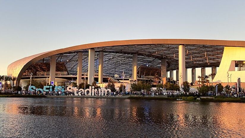 Palco da abertura da Copa do Mundo de 2026, o SoFi Stadium, em Los Angeles, nos Estados Unidos, é o estádio mais caro do mundo, com um investimento de quase R$ 30 milhões, (ou 5,5 bilhões de dólares americanos) - (Troutfarm27/Wikimedia Commons)