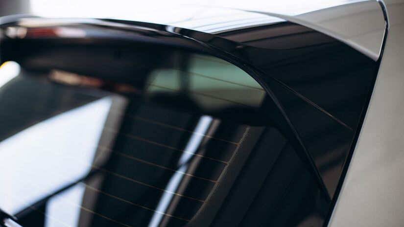 Esse aquecimento elimina a umidade e o embaçamento, garantindo melhor visibilidade em dias frios ou chuvosos