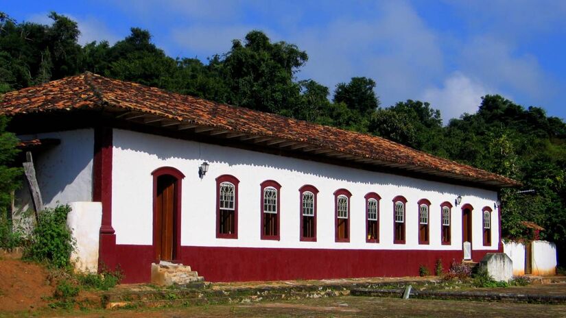 No coração do Vale do Paraíba, Taubaté é uma mistura equilibrada de tradição e modernidade. Além da localização privilegiada, a cidade é o berço de grandes nomes da cultura brasileira, como Monteiro Lobato, autor do clássico Sítio do Pica-Pau Amarelo.

O sítio onde o escritor viveu hoje é um museu que transporta o visitante para o universo da literatura infantil. A cidade também abriga a Casa do Figureiro, espaço dedicado à arte popular e às tradições locais.

Entre curiosidades e memórias, Taubaté ficou famosa pelo episódio da "grávida de Taubaté", que virou meme nacional. Para um passeio tranquilo, o Orto Municipal é o local ideal  e, para quem viaja de carro, a gasolina é uma das mais baratas da região.
