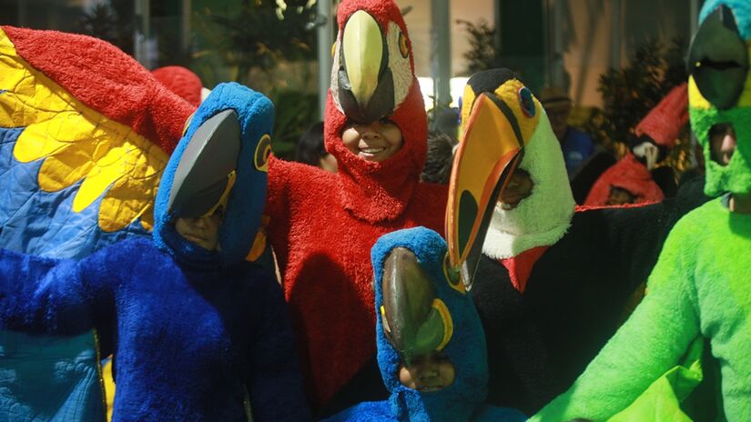 Criado nos anos 1970, a Bicharada do Juaba leva para as ruas de Cametá um desfile que mistura teatro popular, música e ativismo ambiental/Toninho Castro/Gazeta de S.Paulo