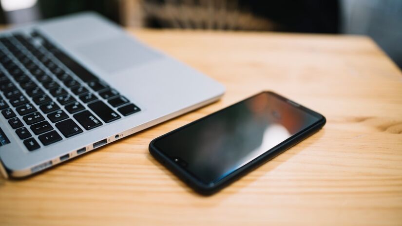 O microfone do aparelho pode ser ativado por assistentes de voz ou por malwares instalados em apps suspeitos, que conseguem acessar áudio e outras informações sem o usuário perceber