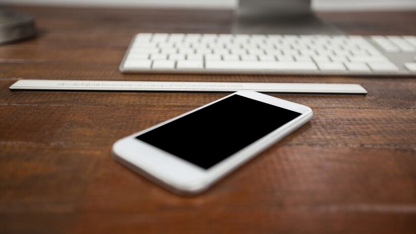 Revisar permissões de aplicativos, desativar recursos que você não usa, evitar instalar apps de fontes desconhecidas e manter o sistema atualizado são passos importantes para proteger sua privacidade digital (Fotos: Freepik)