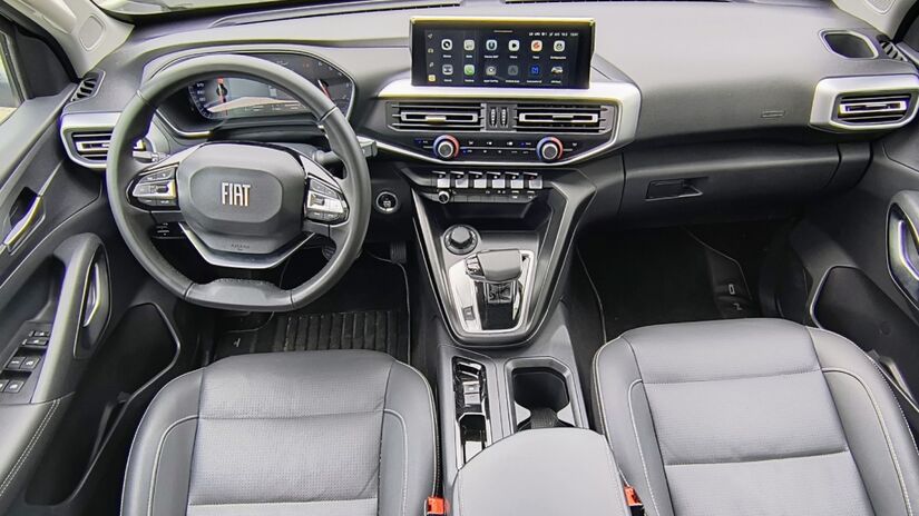 Novo console central traz alavanca de câmbio tipo manche e freio de mão eletrônico.