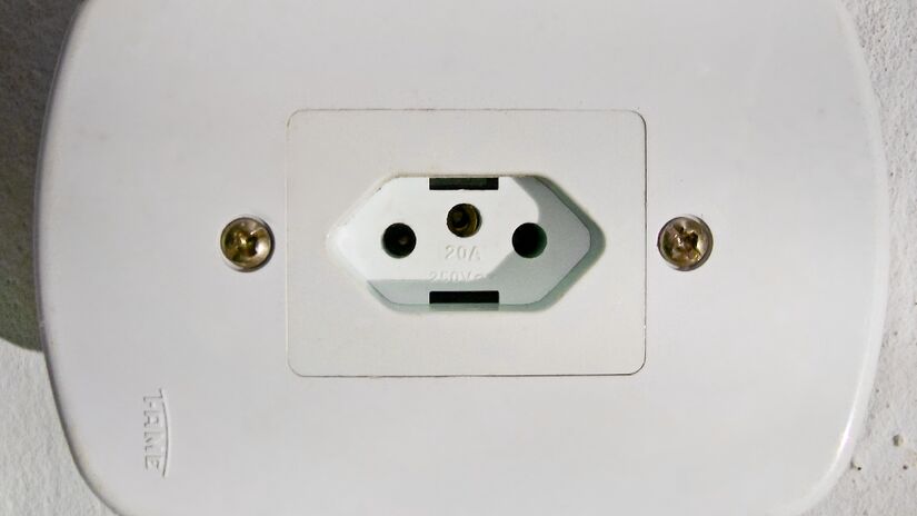 Tomadas domésticas brasileiras são de 127 ou 220 volts. Imagem: Fasouzafreitas/Wikimedia Commons