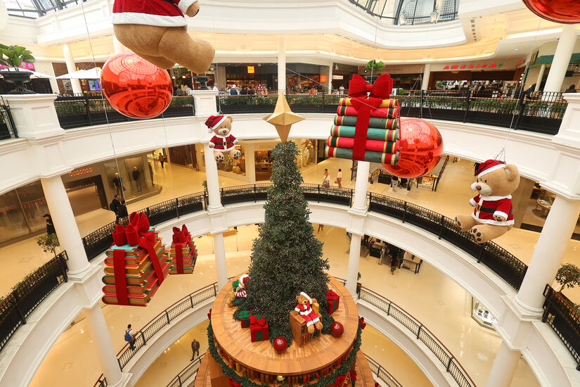 De todos os pisos, é possível admirar o sobe-desce dos assistentes de Papai Noel, buscando alcançar o ponto mais alto das prateleiras de livros. Foto: Divulgação/Marcos Suguio