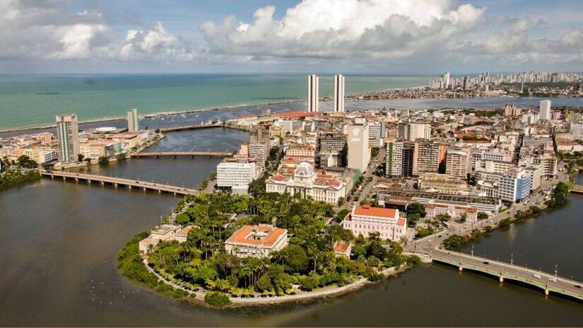 A combinação de crescimento urbano acelerado, vias estreitas em áreas antigas e forte dependência do transporte individual ajuda a explicar por que Recife aparece como a cidade com o pior trânsito do Brasil